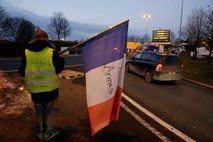 V Franciji v protestih rumenih jopičev poškodovanih 60 odstotkov radarjev