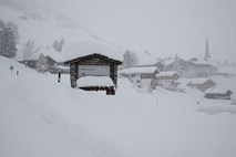 #foto V Švici snežni plaz zadel hotel, več poškodovanih