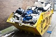 Podžupan Trsta oblačila za brezdomca vrgel v napačen smetnjak, kaznovan s 100 evri