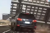 #video Med vožnjo po avtocesti se je nanjo zrušil ogromen prometni znak 