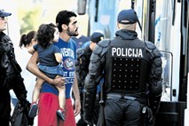 Policija skriva ravnanje z migranti in raje toži informacijsko pooblaščenko