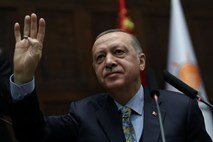 Erdogan po pozitivnem pogovoru s Trumpom napoveduje vzpostavitev varnostnega območja v Siriji