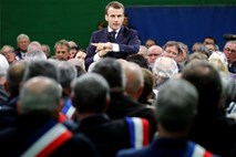 Macron v Normandiji začel nacionalno razpravo »brez tabujev«