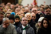 Več tisoč ljudi na pogrebu umorjenega župana Gdanska