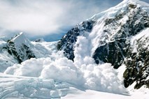 V snežnem plazu na jugu Švice umrl francoski smučar, dva poškodovana