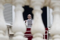 Papež predstavil mobilno aplikacijo za molitev
