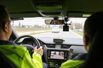 Brez vozniškega dovoljenja in s tremi otroki v avtu drvela kar 172 kilometrov na uro