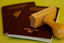 Bruselj poziva k ukrepanju glede zlatih potnih listov in vizumov