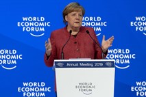 Merklova v Davosu pozvala k multilateralizmu in reformi mednarodnih organizacij