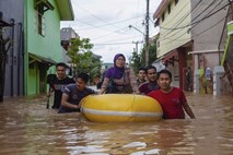 V Indoneziji poplave zahtevale več deset smrtnih žrtev