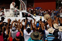 Papež ob obisku panamskega zapora kritiziral izolacijo grešnikov