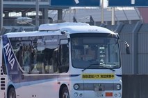 #video Japonsko letališče preizkuša samovozeči potniški avtobus