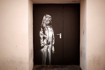 Izpred pariške dvorane Bataclan ukradli Banksyjev grafit