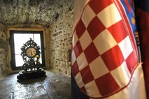 Skoraj polovica Hrvatov tolerira ustaški pozdrav na spomenikih iz domovinske vojne