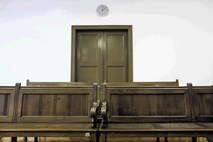 Nizozemskega »loverboya«, obtoženega zlorabe mladoletnic za izdelavo pornografije, znova ni bilo na sodišče