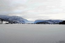 Ledena skorja na Bohinjskem jezeru je pretanka, da bi vzdržala sprehajalce