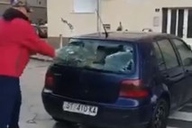#video V Splitu moški z macolo na prehodu za pešce razbijal avtomobil