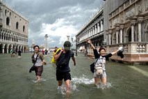 V Italiji nevarnost plazov, Benetke delno poplavljene