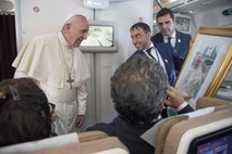 Papež priznava, da so spolne zlorabe nun problem