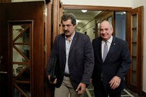 Namestnik grškega ministra za zdravje zavrača kritike na račun svoje ljubezni do cigaret
