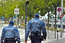 Na Dunaju 13-letnika z lažno pištolo sprožila policijsko akcijo