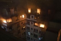 Za smrtonosen požar v Parizu obtožena ženska s psihičnimi težavami