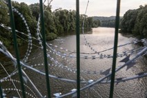 Goriška župana prerezala žičnato ograjo na meji