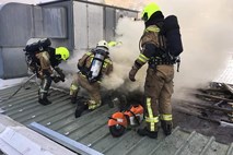 #foto 50 gasilcev v boju s tlečo izolacijo na strehi livarne