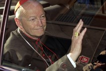 Papež zaradi spolnih zlorab razrešil nekdanjega kardinala
