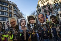 V Barceloni množični protest zaradi sojenja nekdanjim katalonskim voditeljem 