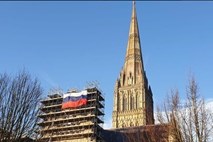 S katedrale v Salisburyju nekdo izobesil rusko zastavo