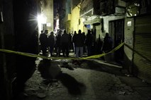 V Kairu v eksploziji bombe ubiti trije policisti