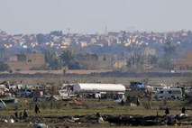 Civilisti zapuščajo zadnji žep Islamske države na vzhodu Sirije 