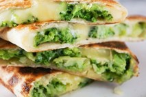 Quesadilla (prepognjena tortilija) s sirom in brokolijem