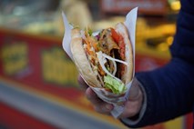 Objavljamo seznam ponudnikov hitre prehrane, ki so prejeli sporni kebab