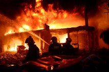 V požaru v stavbi v Daki več deset mrtvih in ranjenih 