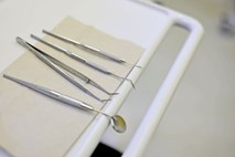 Obsodba zobozdravnice zaradi zavrnitve pacienta s hivom 
