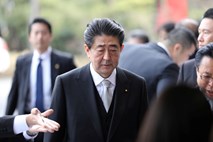 Abe kljub zavrnitvi na referendumu ne bo preložil premestitve oporišča ZDA na Okinavi 