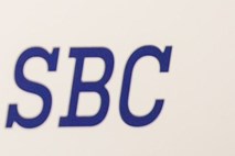 SBC za razbremenitev plač, proti dvigu davka za podjetja