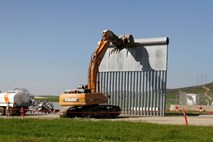Na meji z Mehiko začeli odstranjevati začasne prototipe Trumpovega zidu