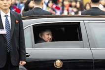 Kim Jong Un in 12 letečih varnostnikov