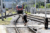 Kapacitete vlakov in avtobusov na liniji Grosuplje–Ljubljana bo treba povečati