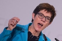 Vodja CDU pod plazom kritik zaradi pripomb o tretjem spolu