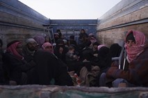 Med begom iz zadnjega žepa IS na vzhodu Sirije umrlo 90 ljudi, večinoma otrok