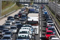 Prometni nesreči za dobro uro zaprli primorsko avtocesto pri Brezovici