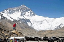 Na nepalski strani Everesta bo še več gornikov 