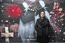 Tina Dobrajc, slikarka: Feministični potencial umetnega cvetja