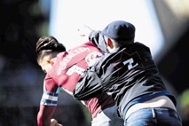 #video Otok pretresajo napadi navijačev na nogometaše