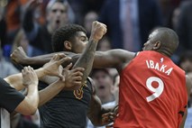 #video V Clevelandu so pele pesti, Westbrook grozil navijaču