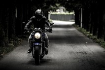 Policisti iščejo mopedista oziroma očividce prometne nesreče v Bohovem 